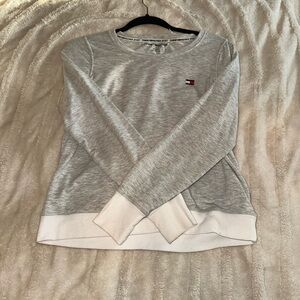 Tommy Hilfiger Women's Light Gray and Cream Sweater